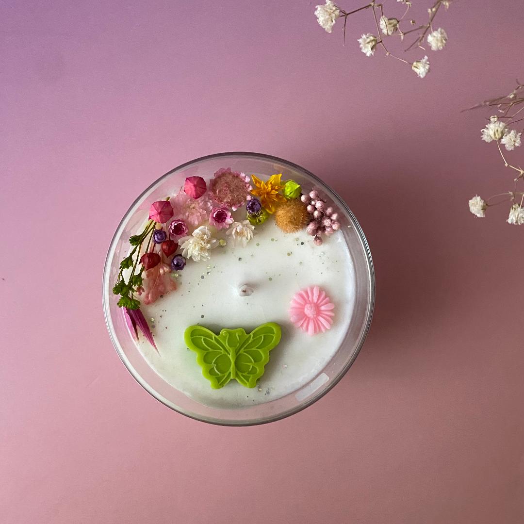 Vela aromática Daisy con aroma floral hecha a mano