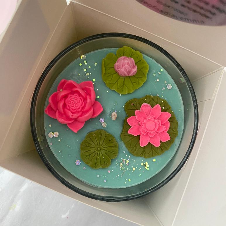 Vela Nenúfar decorada a mano con flores de cera fragancia ylang ylang jazmín almizcle blanco House of Nadia"