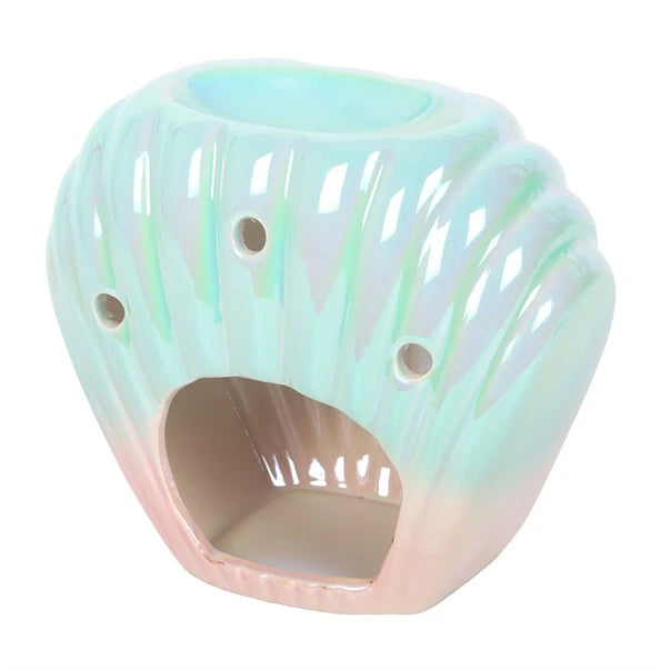 Detalle de quemador de wax melts en forma de concha nacarada con reflejo perlado, estilo artesanal y decoración de hogar premium