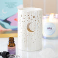 Quemador de wax melts con forma de luna perlada. Diseño artesanal nacarado y sereno para perfumar y decorar tu hogar. Envío a toda España.

