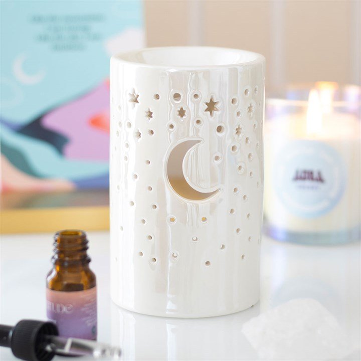 Quemador de wax melts con forma de luna perlada. Diseño artesanal nacarado y sereno para perfumar y decorar tu hogar. Envío a toda España.

