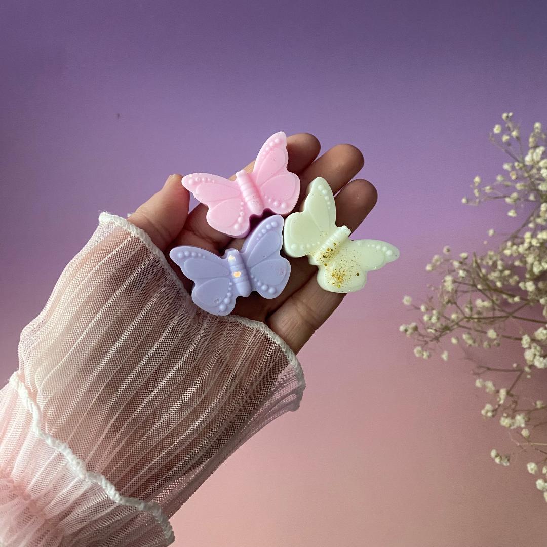 Wax melts mariposa en mano mostrando tamaño