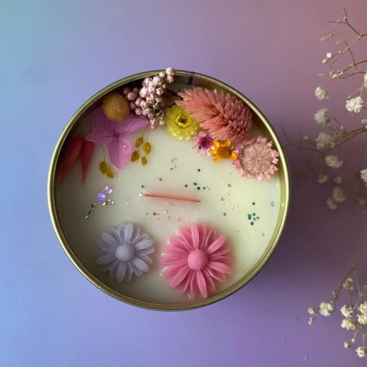 Detalle de vela de cera vegetal artesanal Velvet Mimosa con aroma a mimosa y cardamomo