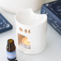 Quemador de wax melts artesanal de tamaño pequeño con diseño de fases lunares, ideal para decorar y aromatizar espacios íntimos