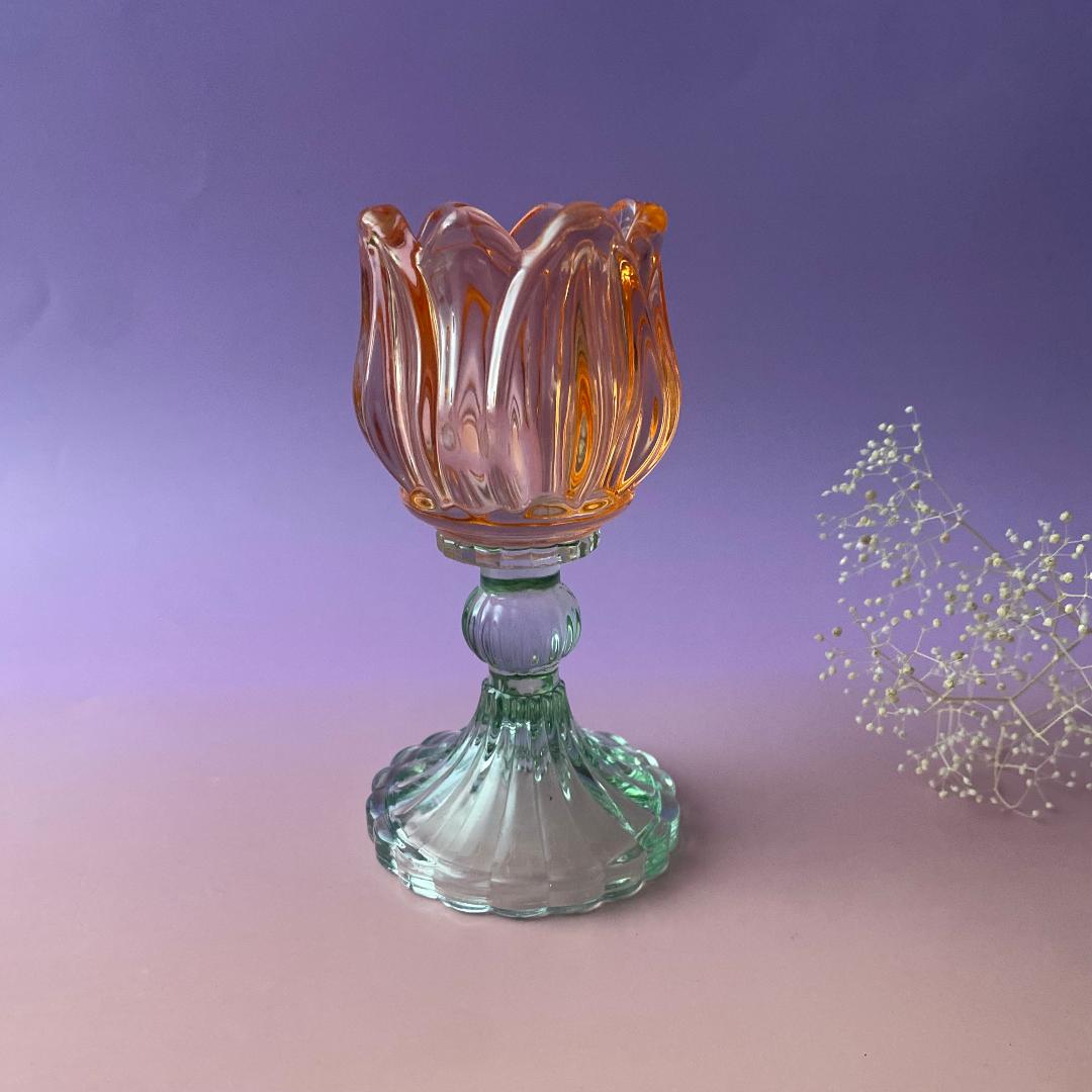Portavelas tulipán con vela de té encendida