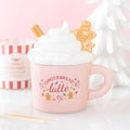 Quemador de wax melts con forma de taza de Navidad con motivo de jengibre, vista frontal sobre fondo claro, decoración navideña artesanal