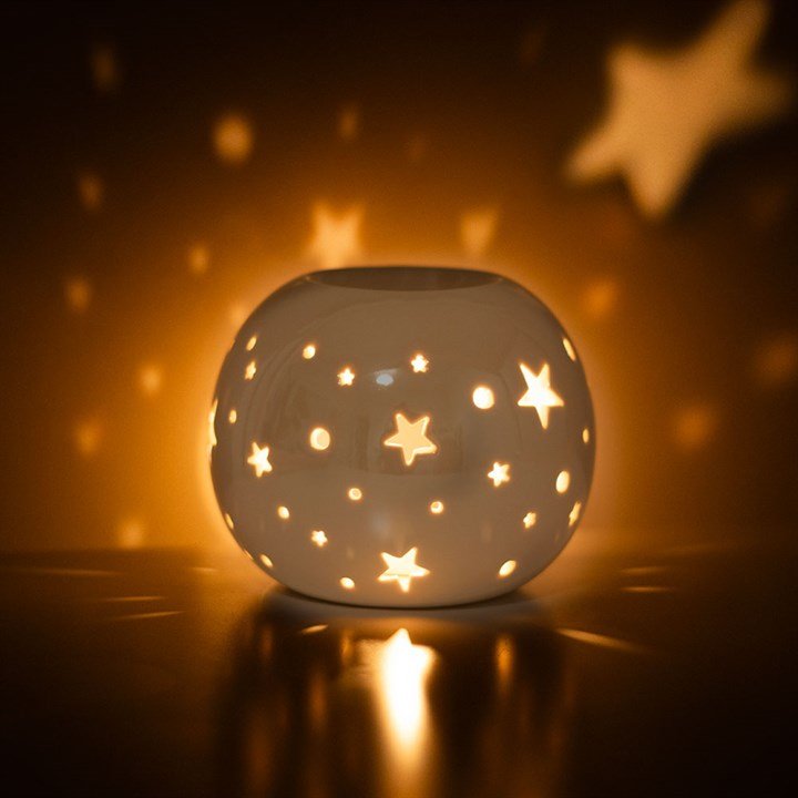 Detalle de quemador de wax melts redondo estrellas, acabado artesanal con motivo estelar, decoración de hogar única y especial