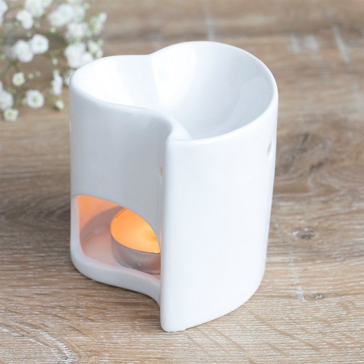 Quemador de wax melts artesanal en forma de corazón blanco, ideal para aromatizar el hogar