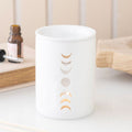Quemador de wax melts blanco con fases lunares, vista frontal sobre fondo claro, diseño artesanal minimalista y elegante