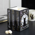 Quemador de wax melts Black Cat con forma de gato negro, vista frontal sobre fondo claro, diseño artesanal misterioso y elegante