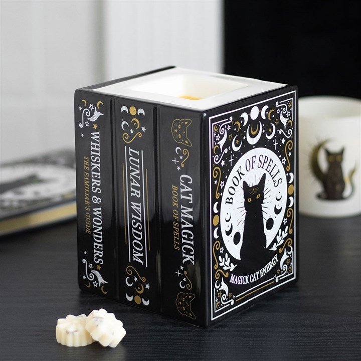 Quemador de wax melts Black Cat con forma de gato negro, vista frontal sobre fondo claro, diseño artesanal misterioso y elegante