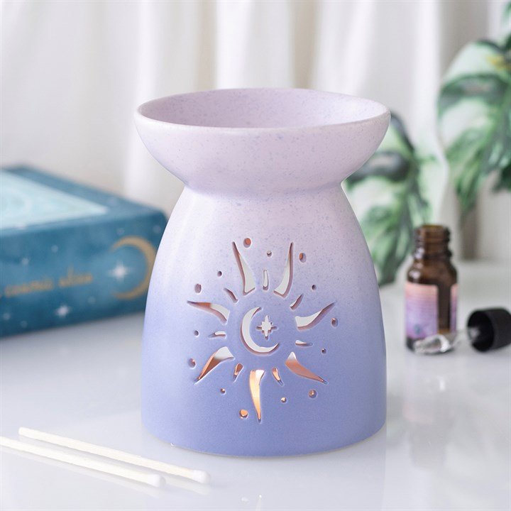 Quemador de wax melts Purple Sun, diseño artesanal en forma de sol color púrpura, vista frontal sobre fondo claro