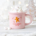Taza rosa Gingerbread con vela aromática, vista frontal sobre fondo claro, diseño navideño artesanal y elegante
