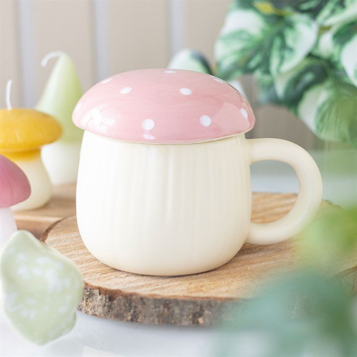 Taza seta rosa con vela aromática, vista frontal sobre fondo claro, diseño artesanal tierno y decorativo

