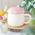 Taza seta rosa con vela aromática, vista frontal sobre fondo claro, diseño artesanal tierno y decorativo

