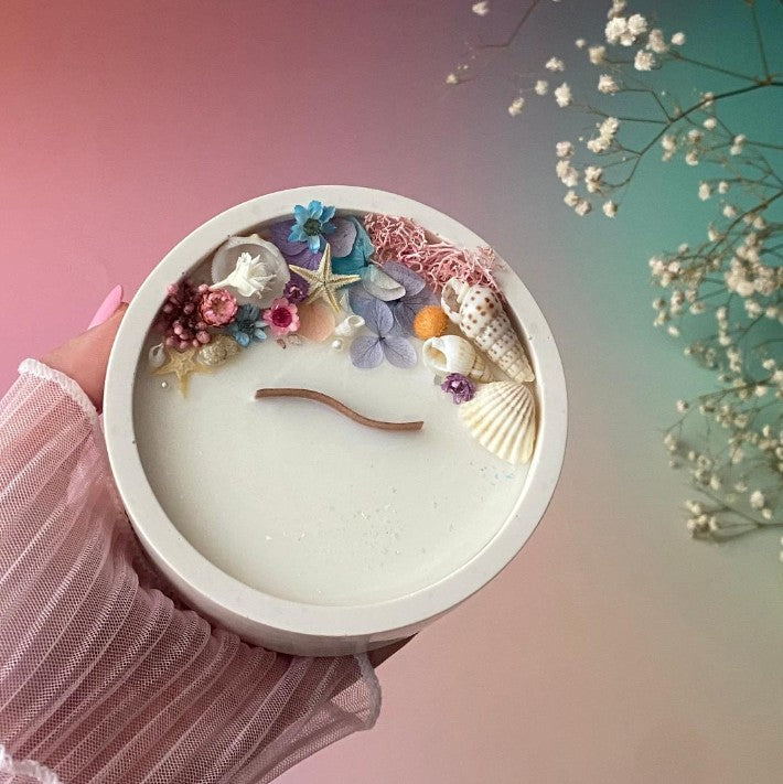 Vela aromática artesanal de cera de soja decorada con conchas marinas y flores